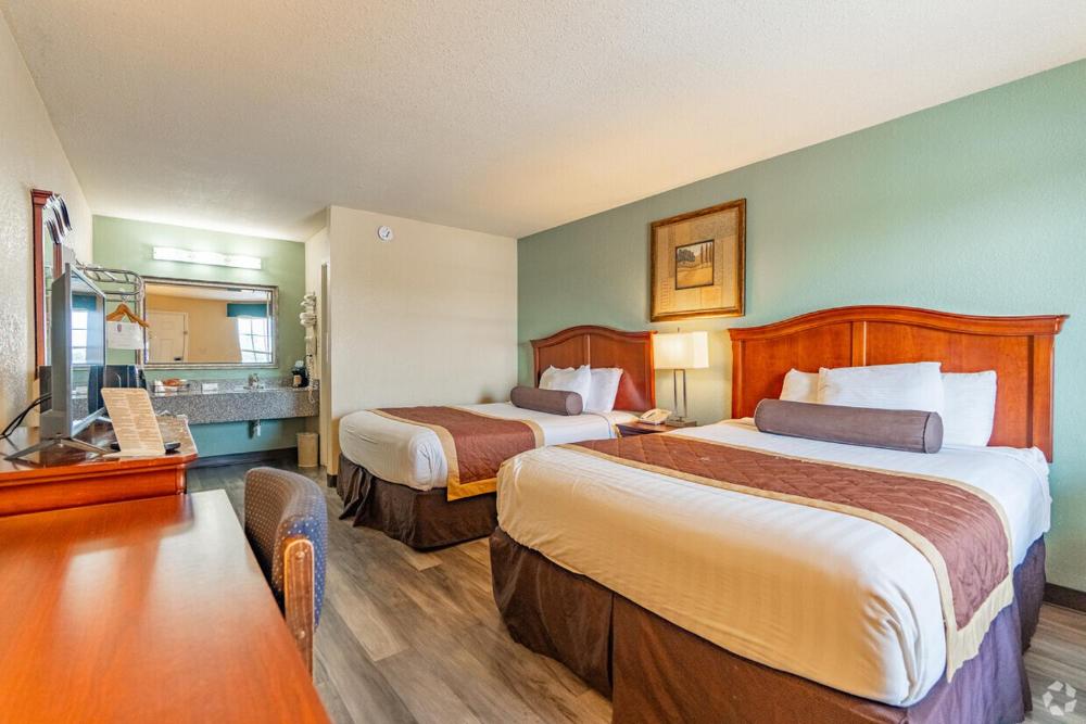 Queen Room with Two Queen Beds-Non Smoking interior