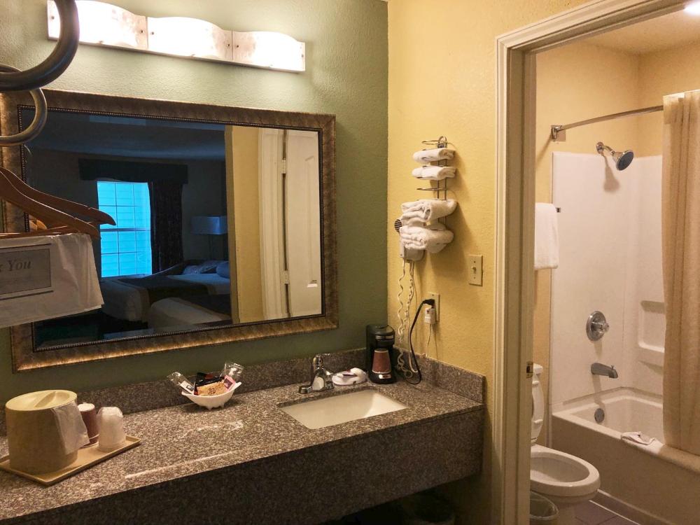 King Room - Non-Smoking interior